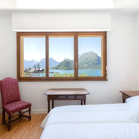Le Fartot : Dans La Baie Avec Ponton Prive. Talloires