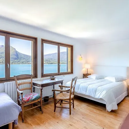 Le Fartot : Dans La Baie Avec Ponton Prive. Talloires